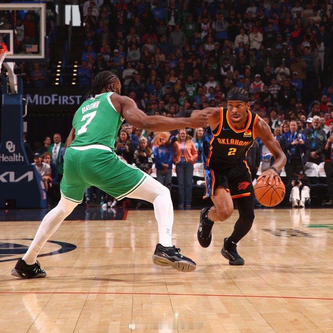 杰伦-布朗成为本赛季第二位命中至少200记运动战进球的球员（208记），第一位是