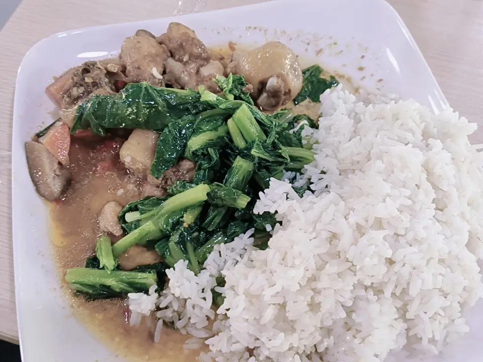 闹钟响第三遍才挣扎着爬起来，脑子里没别的念头，先摸起手机刷外卖软件——打工人的一