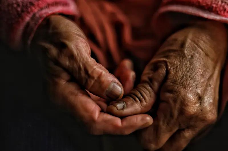 不知道你们有没有留意，村里那些六十岁以上的阿姨，大多都带着点弯腰驼背的模样。我外