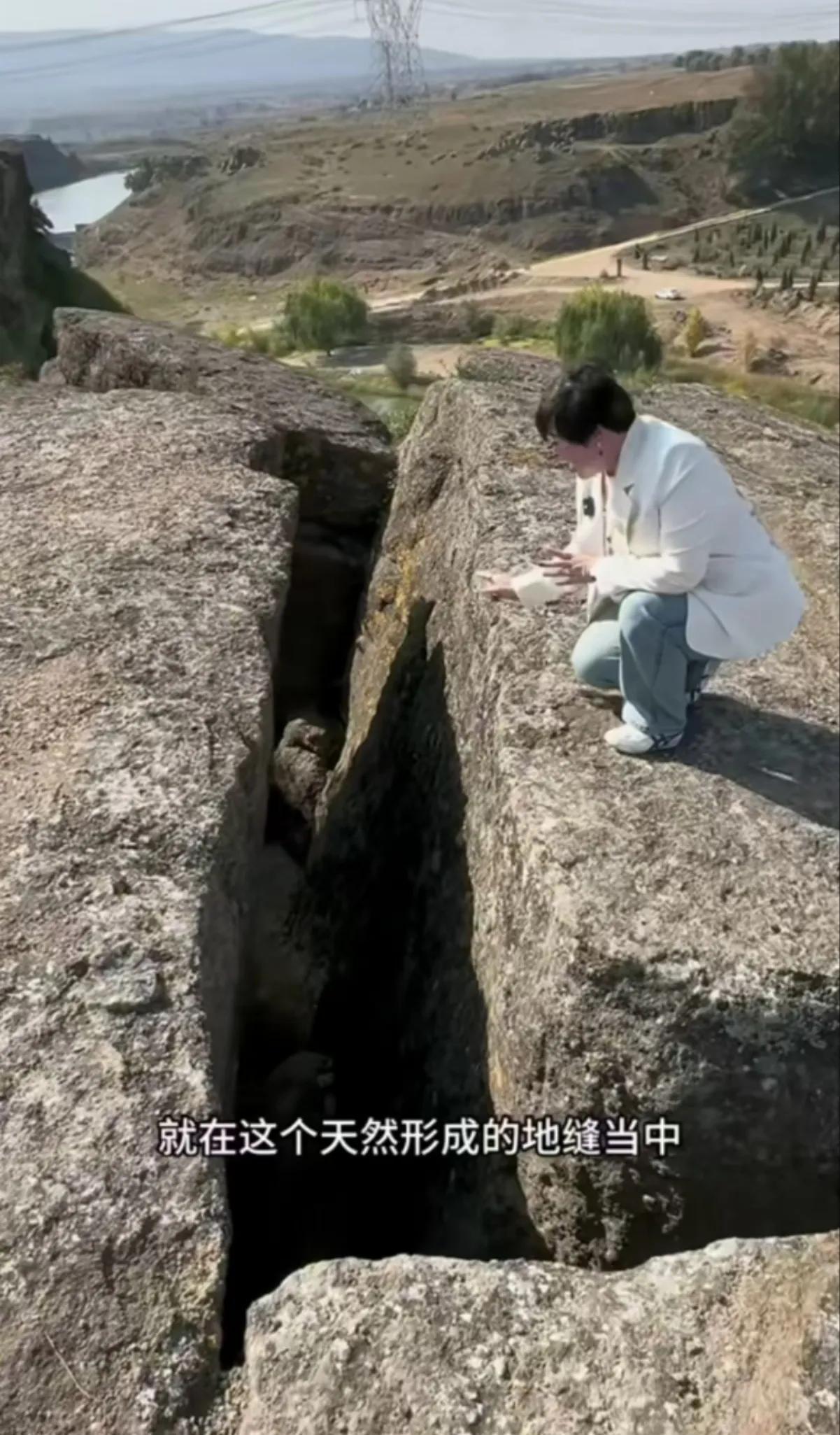 千年古寺入口是一个狭窄的石壁

这是一个天然形成的地缝，确是一个千年古寺的入口，