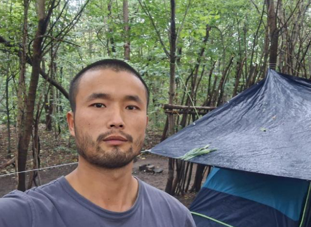 遥想120多天前，陈旺从外面一根柴火一根柴火建自己的窝棚，先有篱笆，再有木地基最