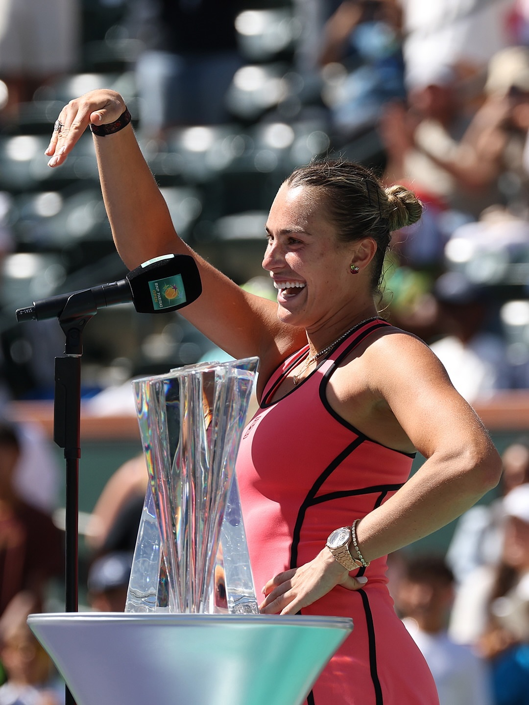 萨巴伦卡首夺印第安维尔斯冠军 萨巴伦卡夺冠捧杯图来袭，冠军写真估计等会儿才能出来