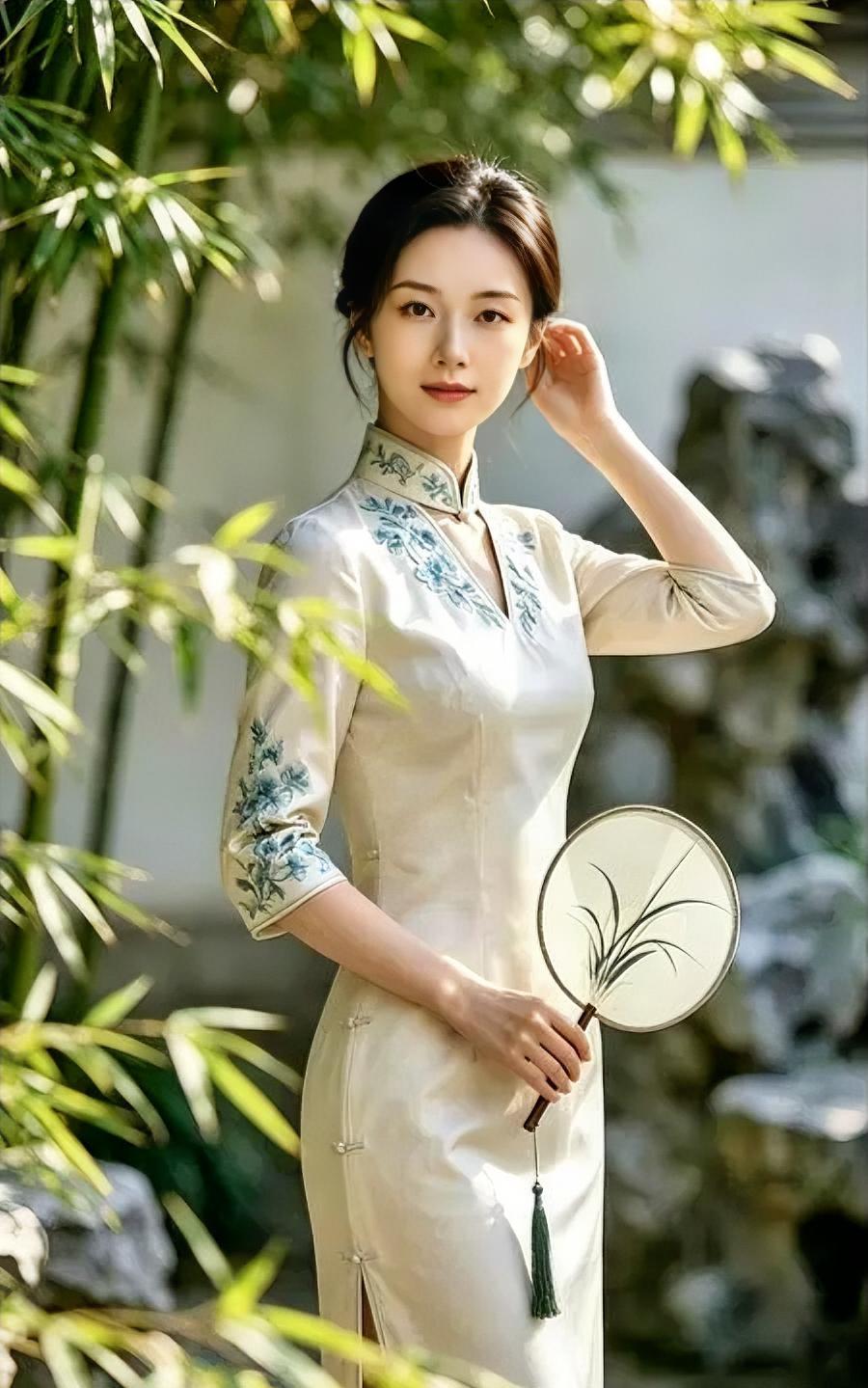 米白衣上绣清蓝，

团扇摇着兰。

竹叶筛下光斑，

你站在小园。

手轻挽发端