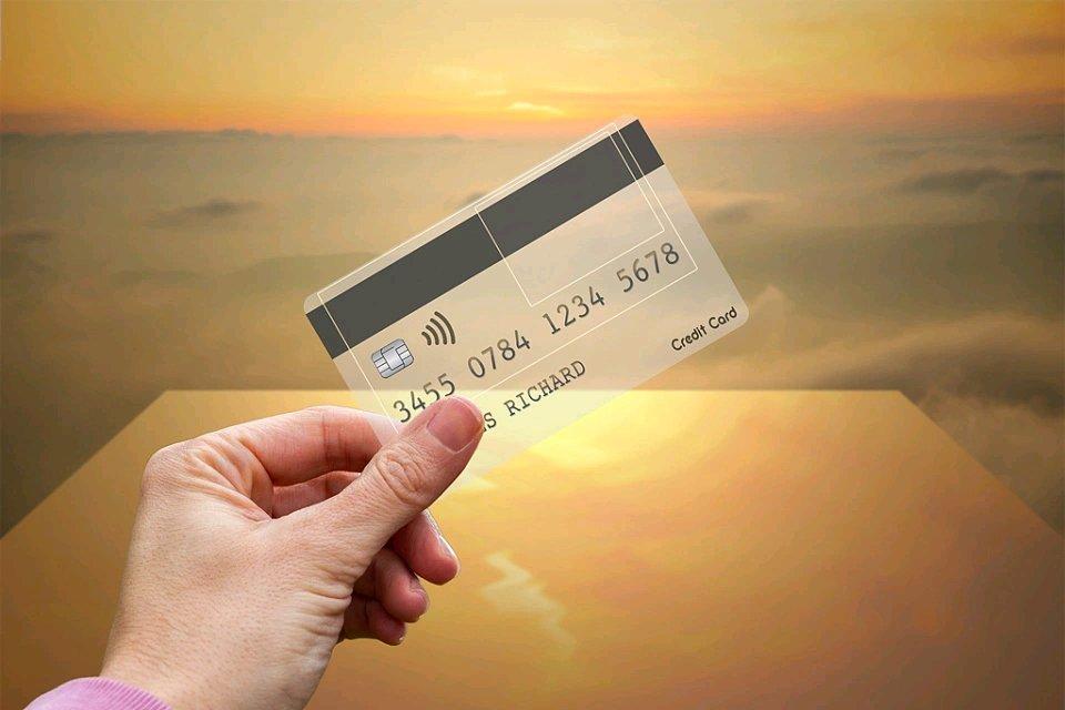 上海这对夫妻领完证秒变陌生人，让人不禁想问现代婚姻咋这么脆弱。就像这对夫妻，房子