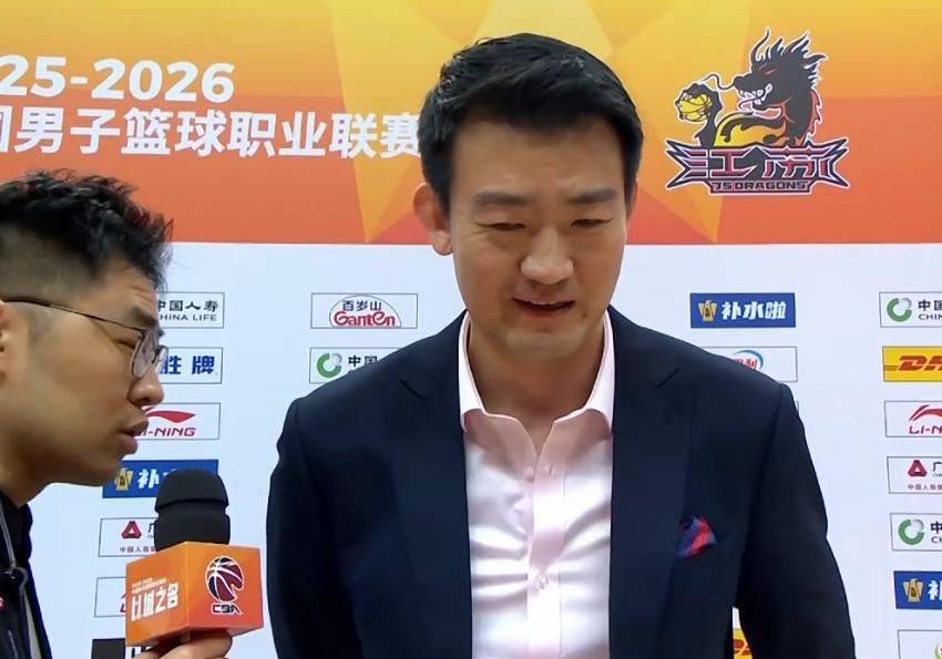 不吝惜队庞峥麟的赞赏！浙江广厦男篮客场加时战胜江苏的赛后采访，主教练王博说道：“