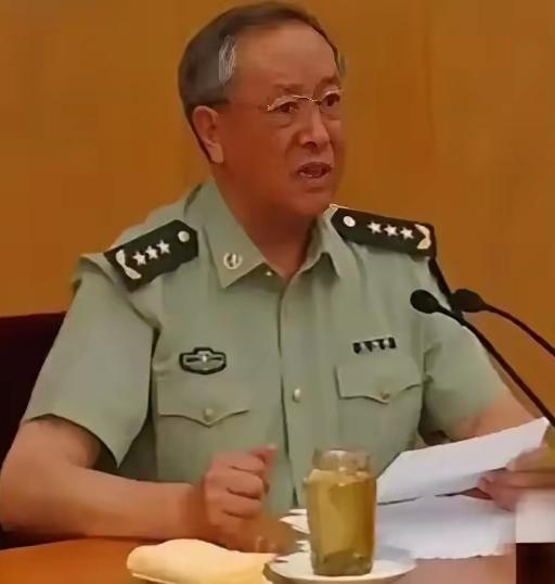 陈炳德上将当过南京军区司令员，还进京担任了总参谋长，地位那么高，可是仔细看他喝水