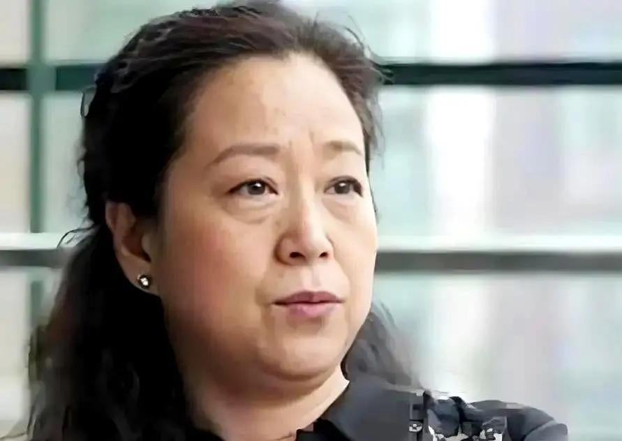 张国立前妻罗秀春，67岁仍单身。当年她家境优渥下嫁，为支持张国立放弃事业，后丈夫