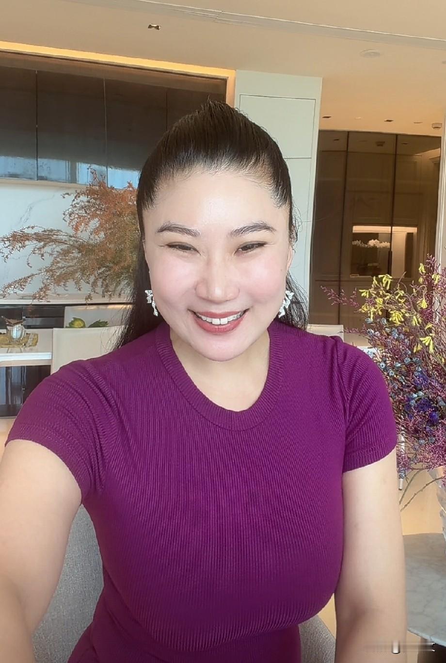 自从谢贤走了以后，CoCo的粉丝蹭蹭的往上涨，现在都快100万了，这真是四哥给带