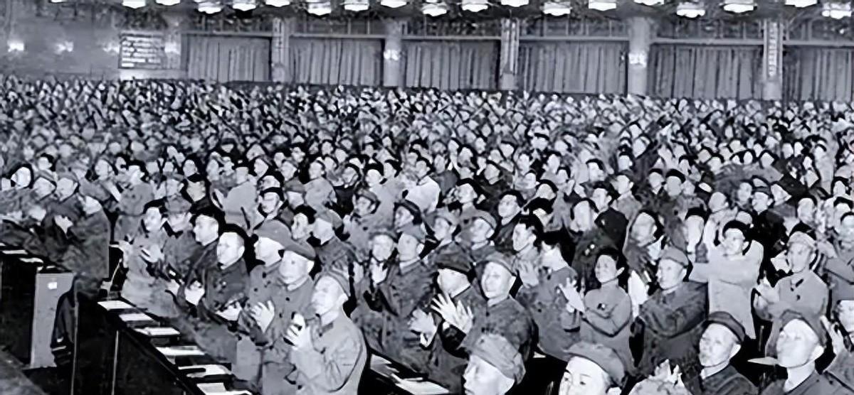 曾与毛主席同台坐镇九大盛会，后来却成为一名锅炉工，这位传奇人物晚年怎样度过的？