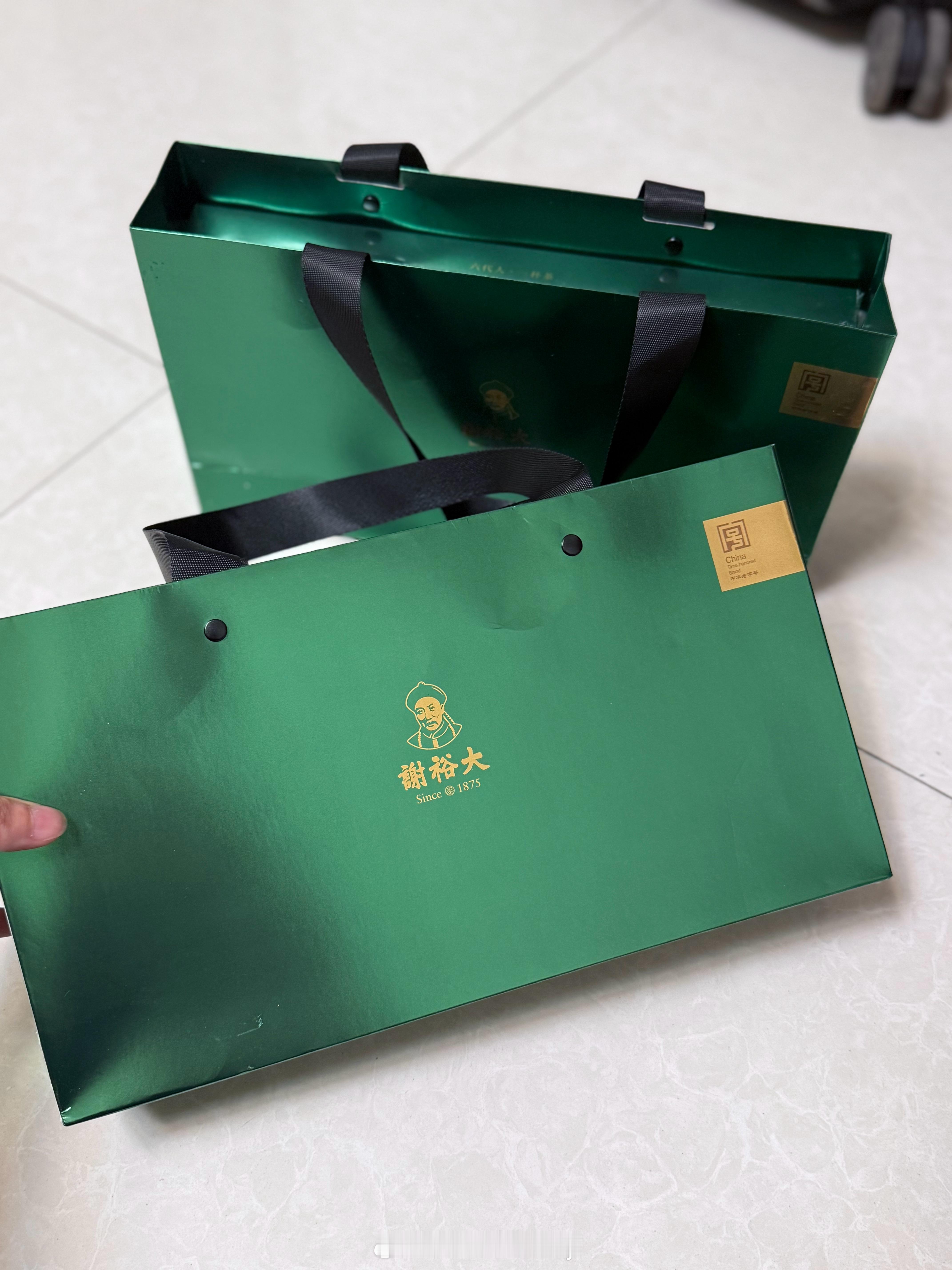 刚到家就收到Lv送的的端午节礼物🎁  今年在Lv买了不少东西，这不收到邀请去上