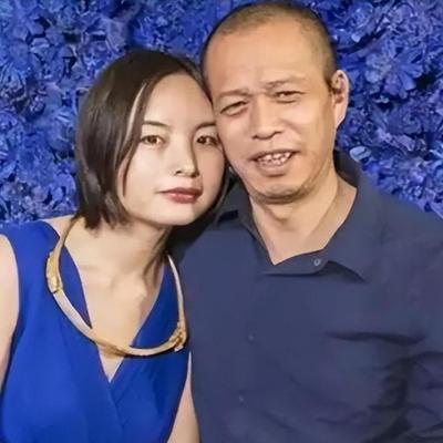 🐒"疯子"何云昌：取下自己的一根肋骨，做项链送给爱人，还把自己浇筑在水泥里面。