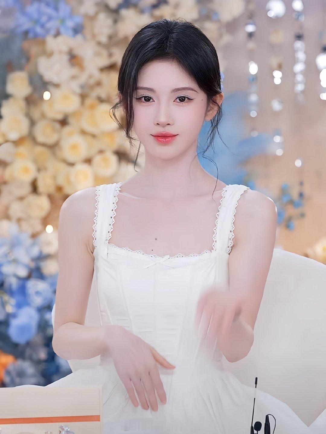 鞠婧祎、陈都灵今日份直播截图，来看美女姐姐[送花花] ​​​