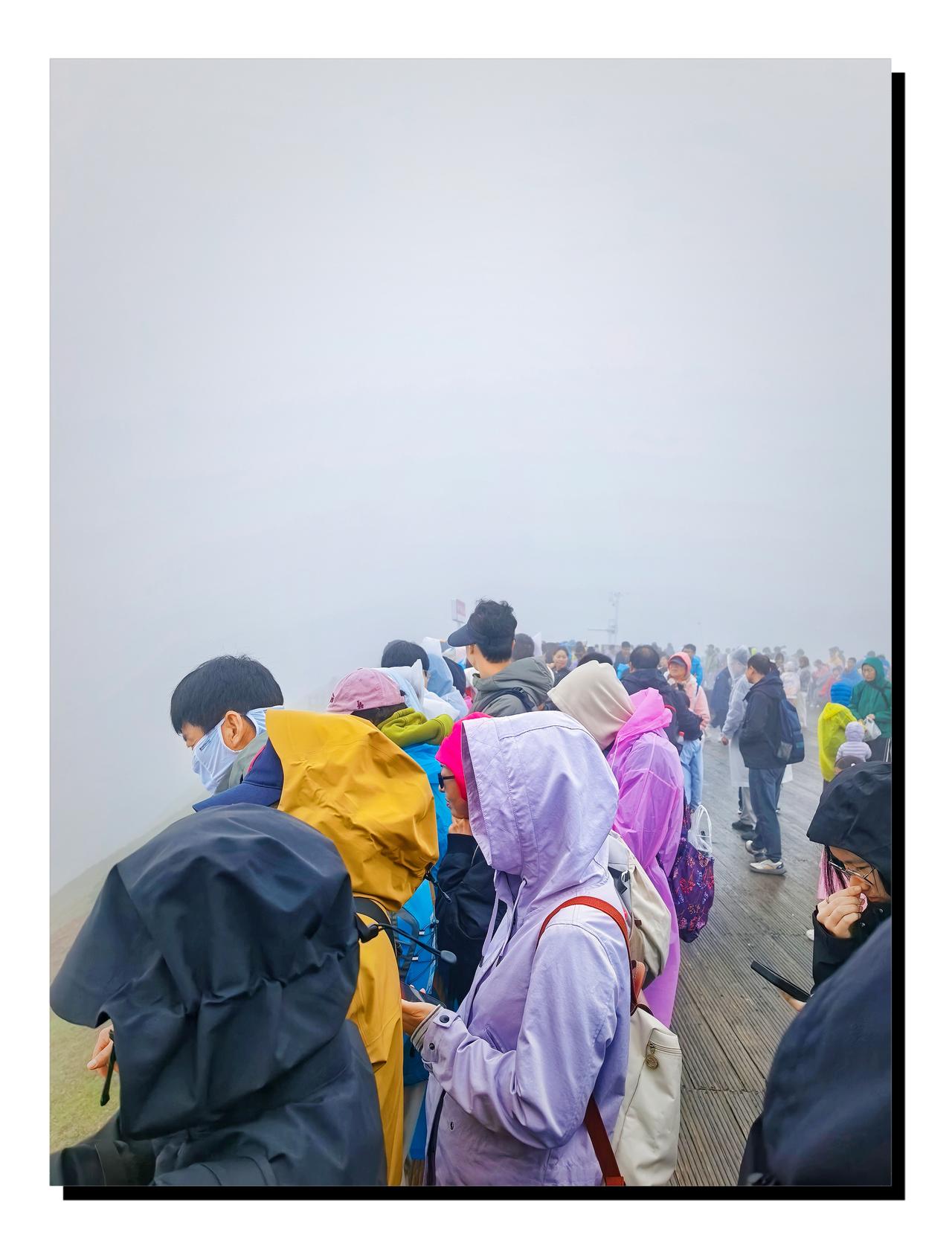 7月10日有风有雾还有雨，1447级台阶，也难挡登长白山观天池的人们