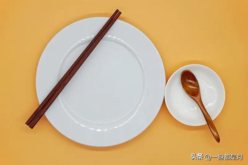 刚刚看了一个奇葩
所以现在就做个调查
觉得饺子汤脏的，不能喝的举手
饺子煮完汤里