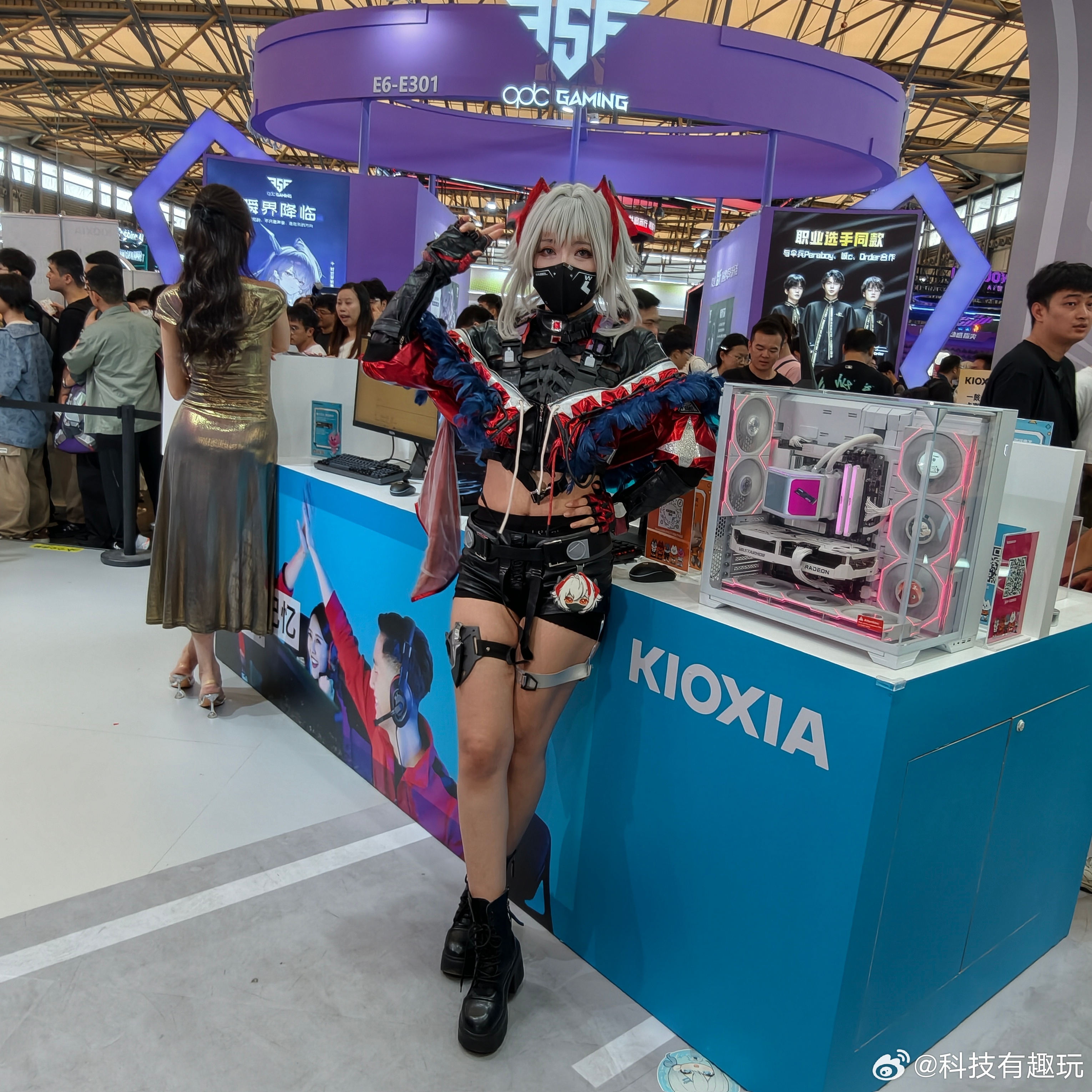 ChinaJoy打卡铠侠展位，场馆人是真的超级多，模特小姐姐拍照都快拍不过来了！