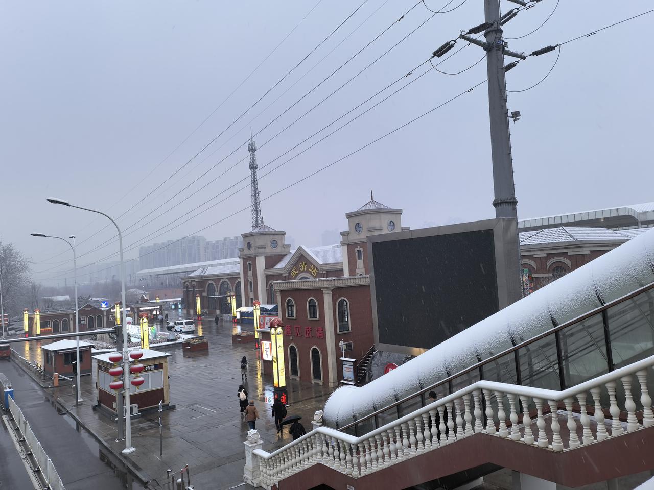 下雪天的武清城际站，很美。还看到了货运和谐号小火车。正月十五雪打灯，愿瑞雪兆丰年