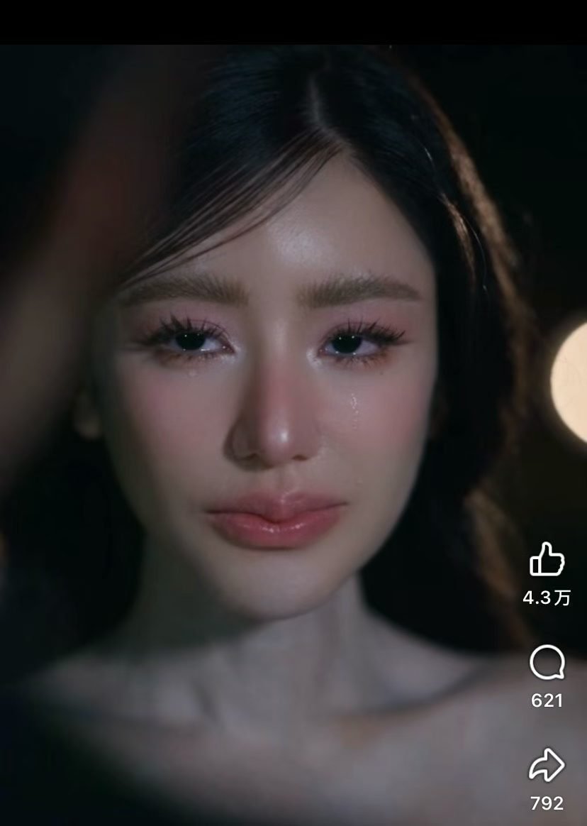 运势 ﻿面相小‬知识 被这张嘴吓了一跳，某东南亚网红非得整成香肠？？真的好难看，