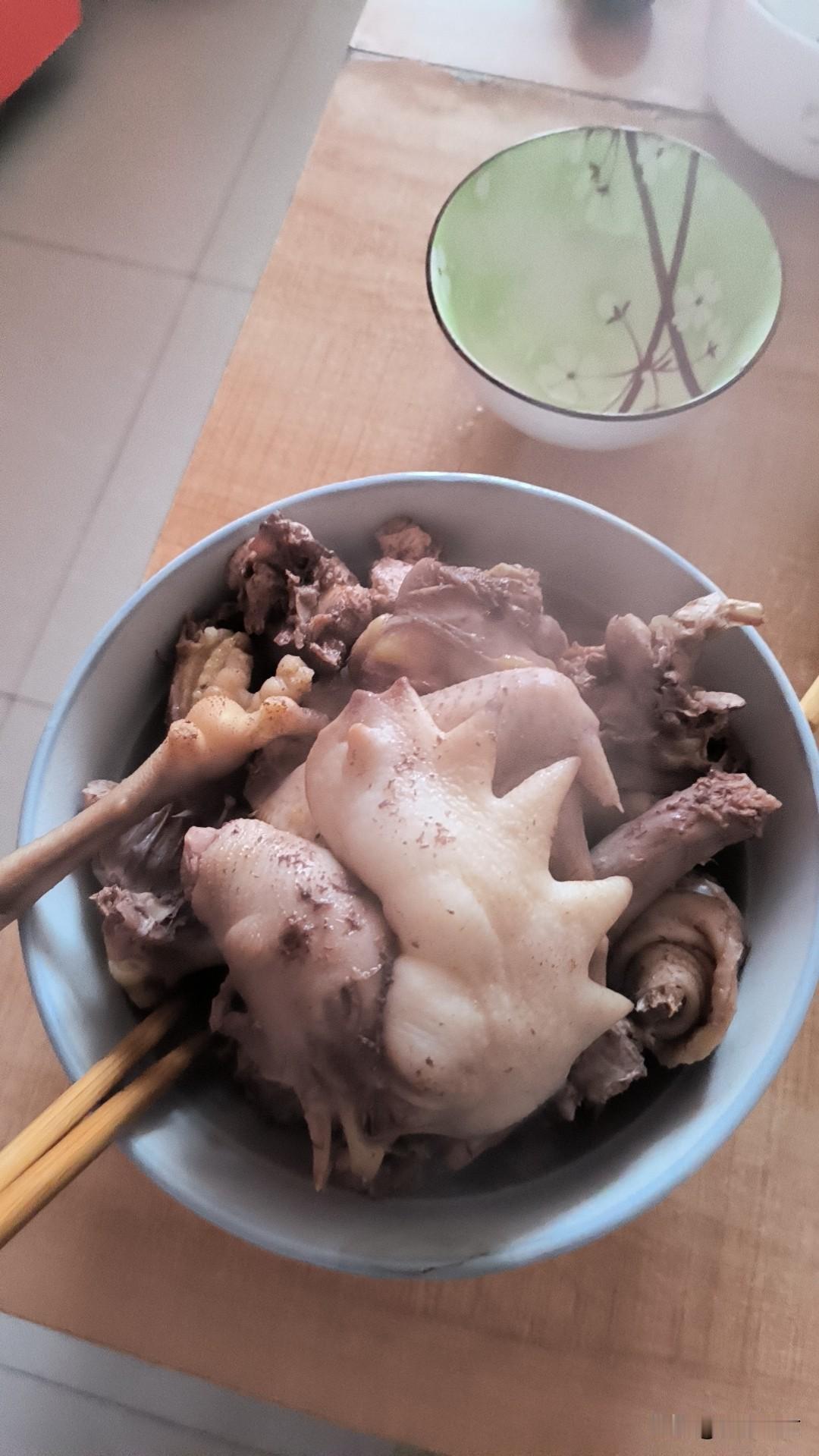 一帮文明的大爷吃260元的农村大席，很实惠。
这要是一桌大妈，就是另一番景象[捂