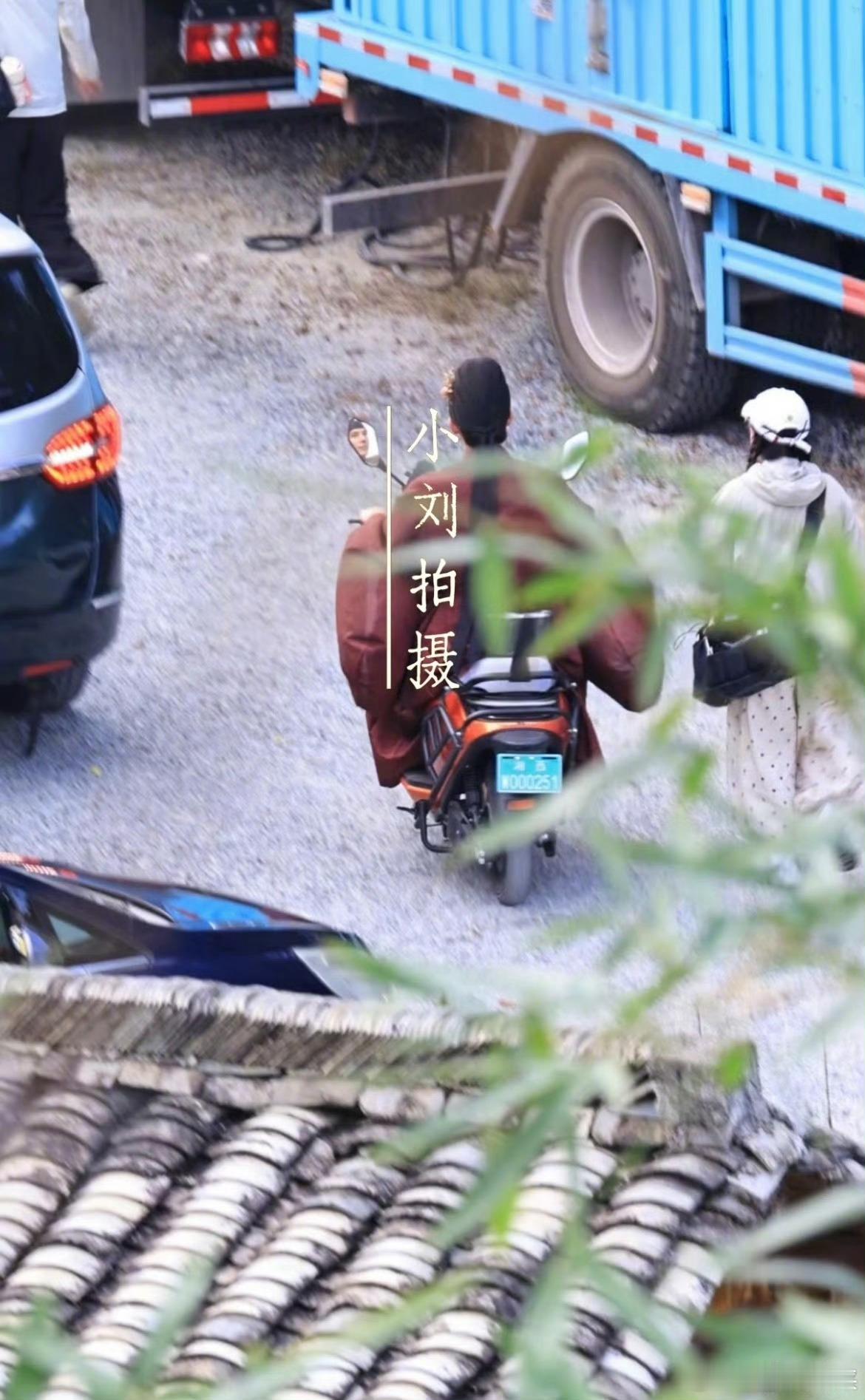 王安宇穿古装骑电动车王安宇古装路透曝光，长袍广袖骑着电动车赶场，清冷贵气和生活化