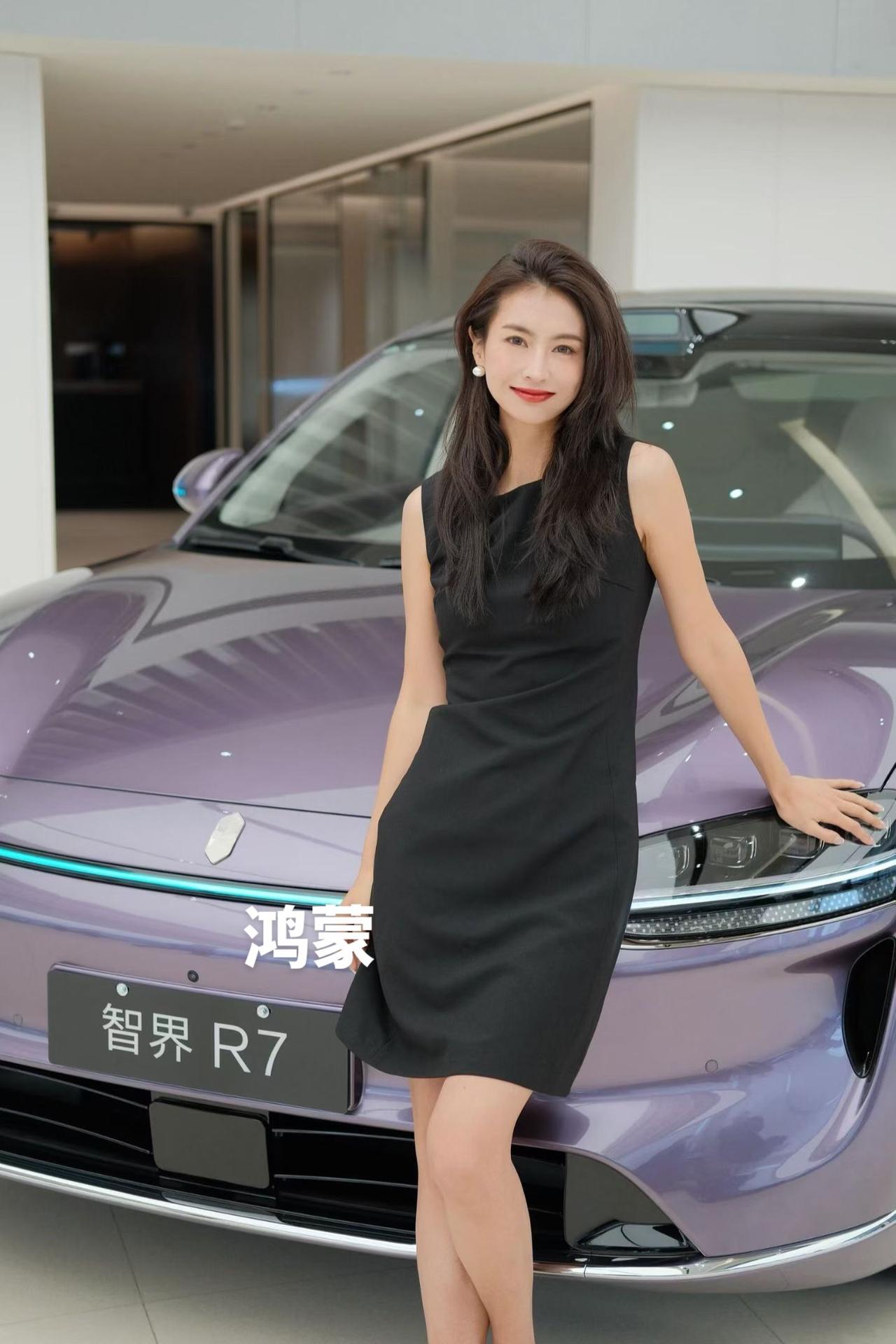 把生活过成流动的秀场，精致感是无需言说的开场白，浪漫的仪式感从不设限，自成焦点。