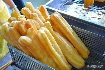 在我家经营的早餐店中，有一位常客。他每天都会光顾我们的店铺，然后购买两根油条。这
