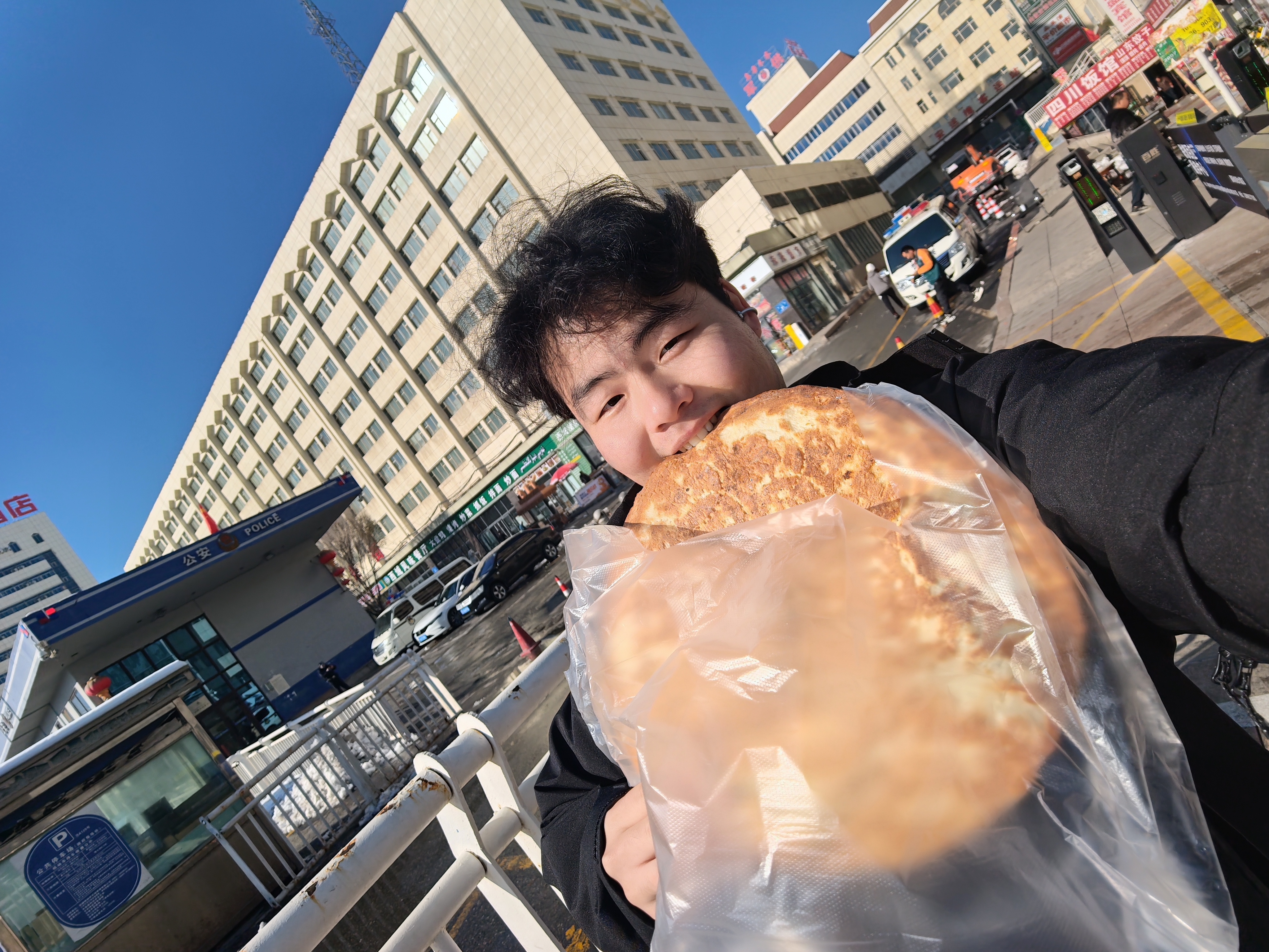 刚出锅的馕，5块钱暖我一整天[泪奔] ​​​