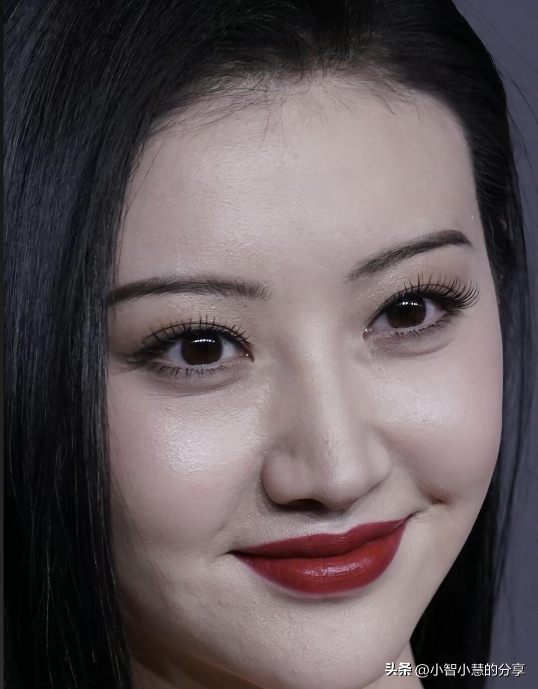 女人一旦有法令纹了，再怎么涂抹胭脂都无法掩盖皮肤的松弛和苹果肌的消失了，我觉得这