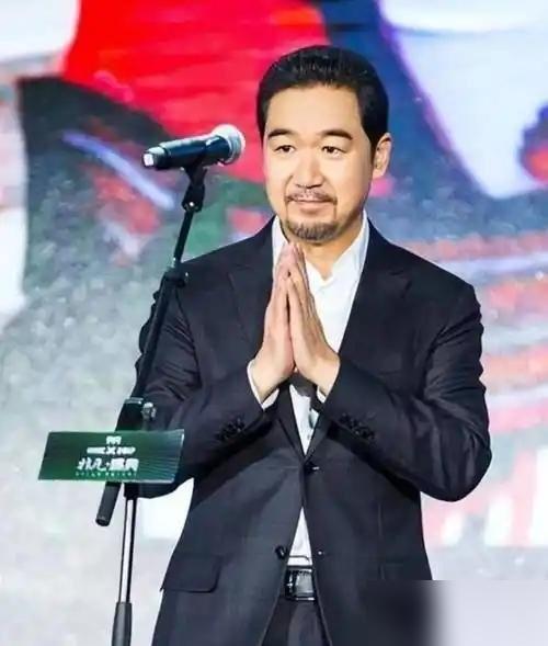 别心疼张国立一把年纪还在微商堆里卖老脸，你根本看不懂这场带血的筹码交换。
华谊