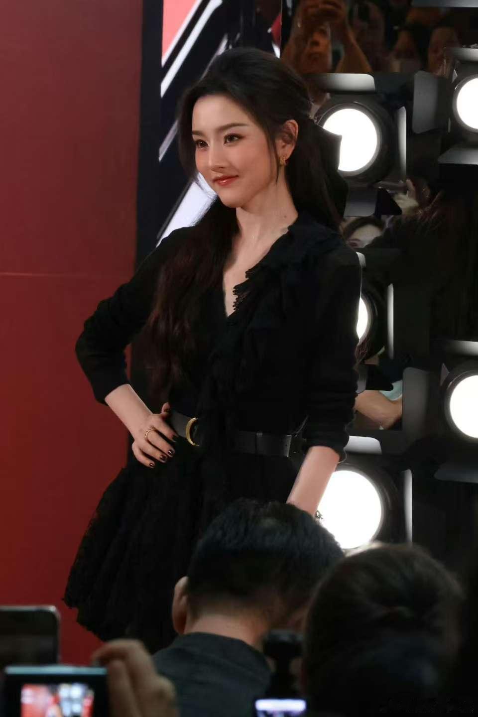 宋祖儿好温婉的妆造  宋祖儿好温婉的妆造也真的是太漂亮了呀，绝对就是人比花娇呀，