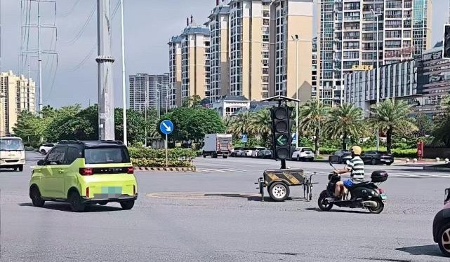 玉林这些路口启用临时信号灯 7月22日，玉林交警：因电网故障，玉林市玉东大道文体