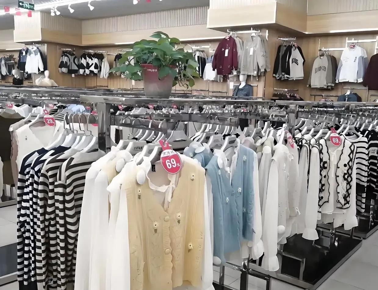 我大姑姐开了一家服装超市，要让我辞职去当店长，一个月给我开5千，老公极力支持我去