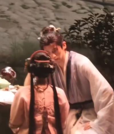 鞠婧祎面前好大一只张云龙 《来战》主演鞠婧祎张云龙的体型差明显，有网友称“鞠婧祎