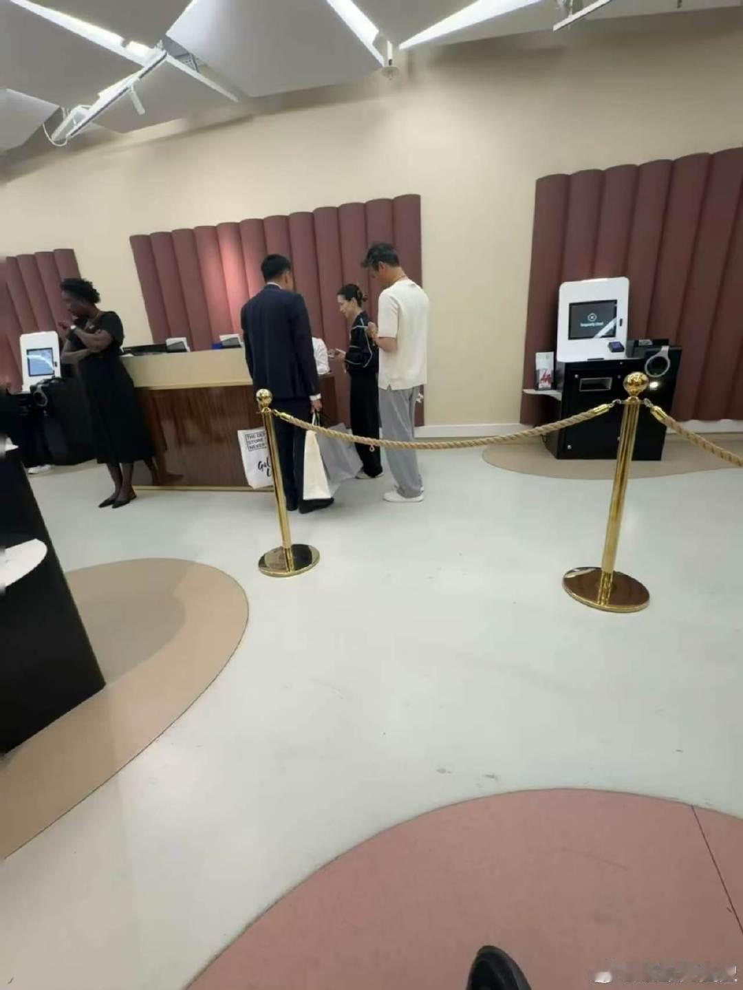 李乃文陪老婆巴黎逛街刚录完综艺就奔赴巴黎陪伴妻子逛街，李乃文温柔细心，嫂子气质美