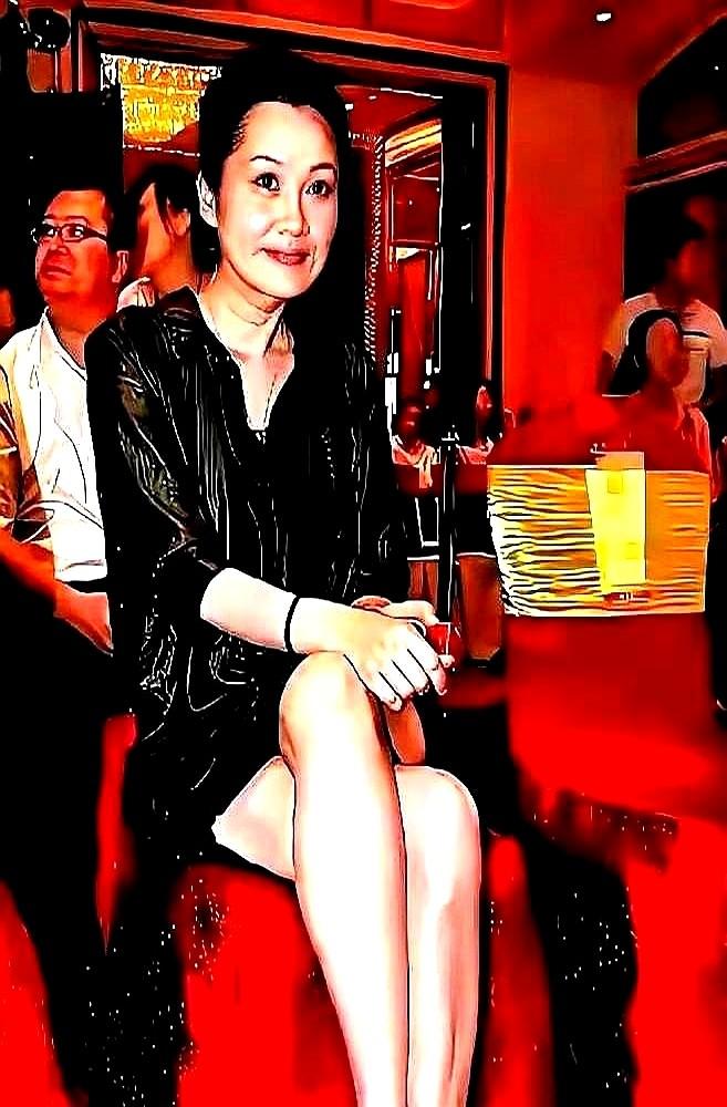 57岁的许晴把脸怼到镜头前，所有医美广告都沉默了。

她就这么直接怼着拍，脸上没