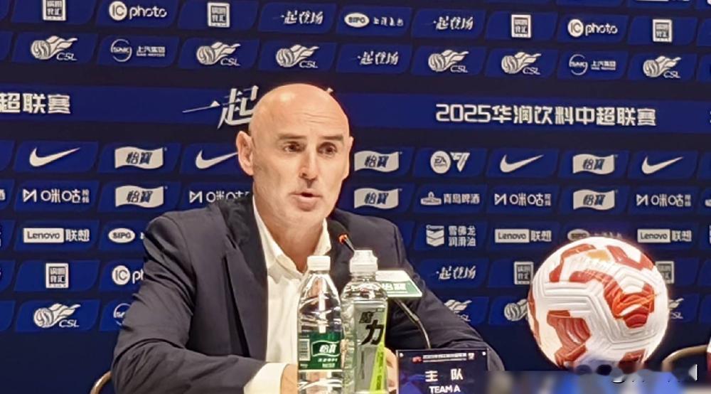 中超有多搞笑，本赛季中超最佳主教练是谁。
带上海海港拿了两连冠的穆斯卡特，居然