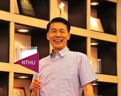 台积电养了31年的“镇店之宝”，刚退休一个月，转头就去帮对手了。

2025年7
