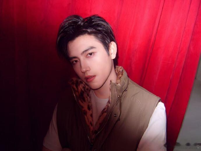 陈飞宇 阿瑟帅回宫了被陈飞宇的路透狠狠惊艳！清冷颜值搭配挺拔身姿，少年感与贵气感