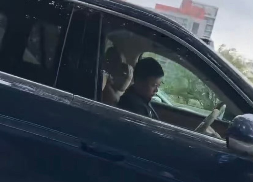 余承东 开车睡觉是长得有点像[思考]但没那么瘦吧！ ​​​