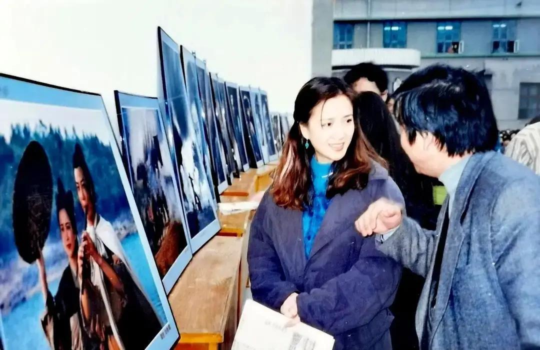 何晴一笑，就撞碎了多少人的童年滤镜。
 
你记忆里，她是《水浒》里垂泪的李师师，