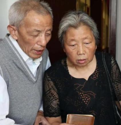 2013年，61岁的知青刘宝华重返米脂县，看望初恋马凤兰。意外发现，凤兰竟然给他