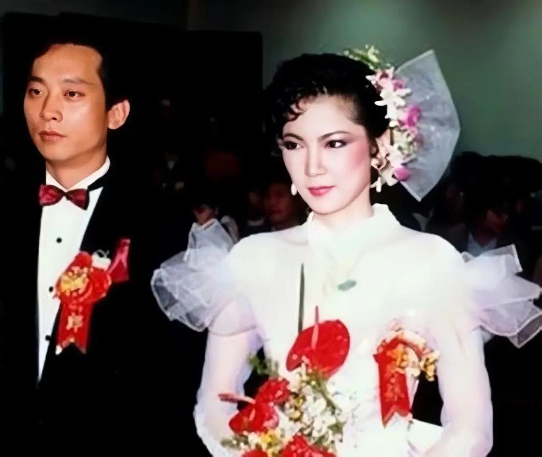 1985年，飞行员萧天润飞往台湾的和台湾美女主播张德芬结婚了，婚礼上，萧天润满面