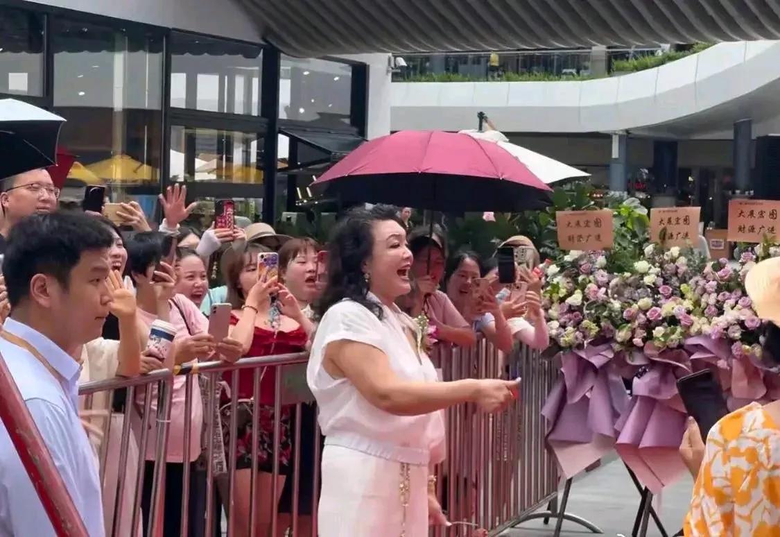 张兰和汪小菲开店，场面堪比具俊晔演唱会，稍微比他的演唱会的人数多一点。明星有的时