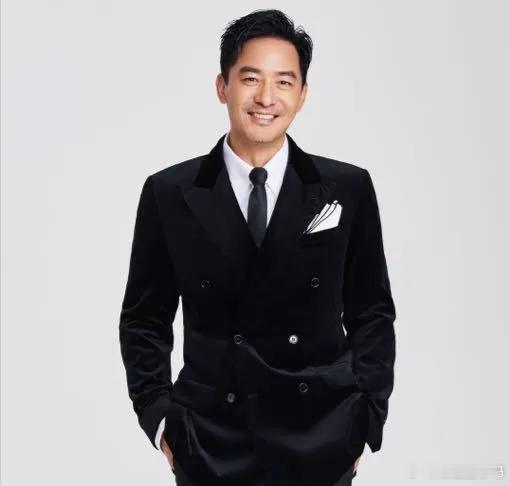 华策悬疑剧《寒夜无声》开机！主演宋祖儿、张哲华、郭晓东。宋祖儿专门剪了短发适配角