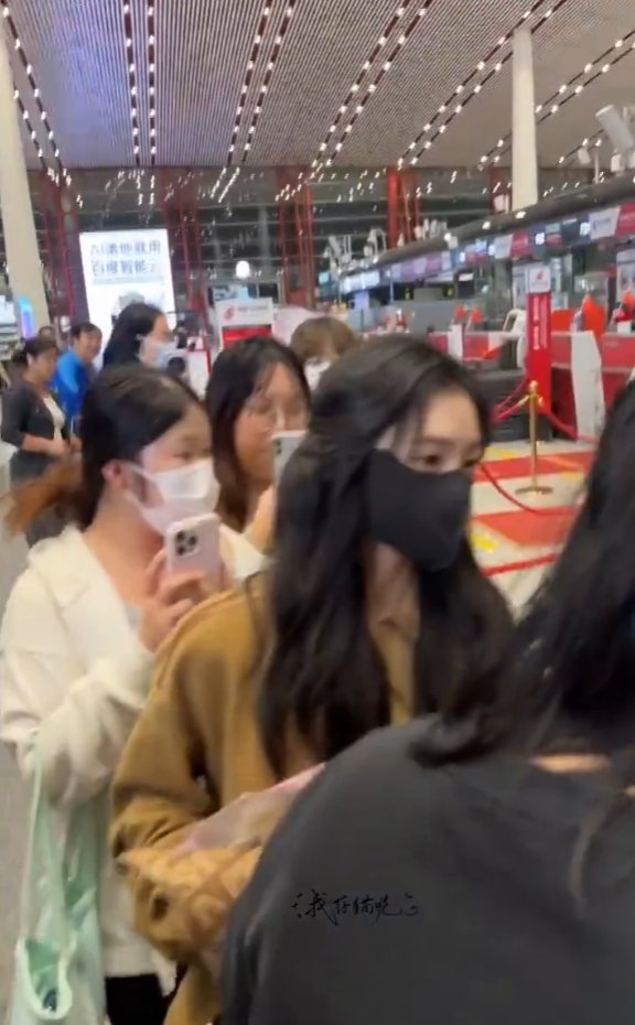 刘浩存 维护秩序也温柔抛开别的不说，这么温柔的刘浩存谁不喜欢呢 ​ ​​​