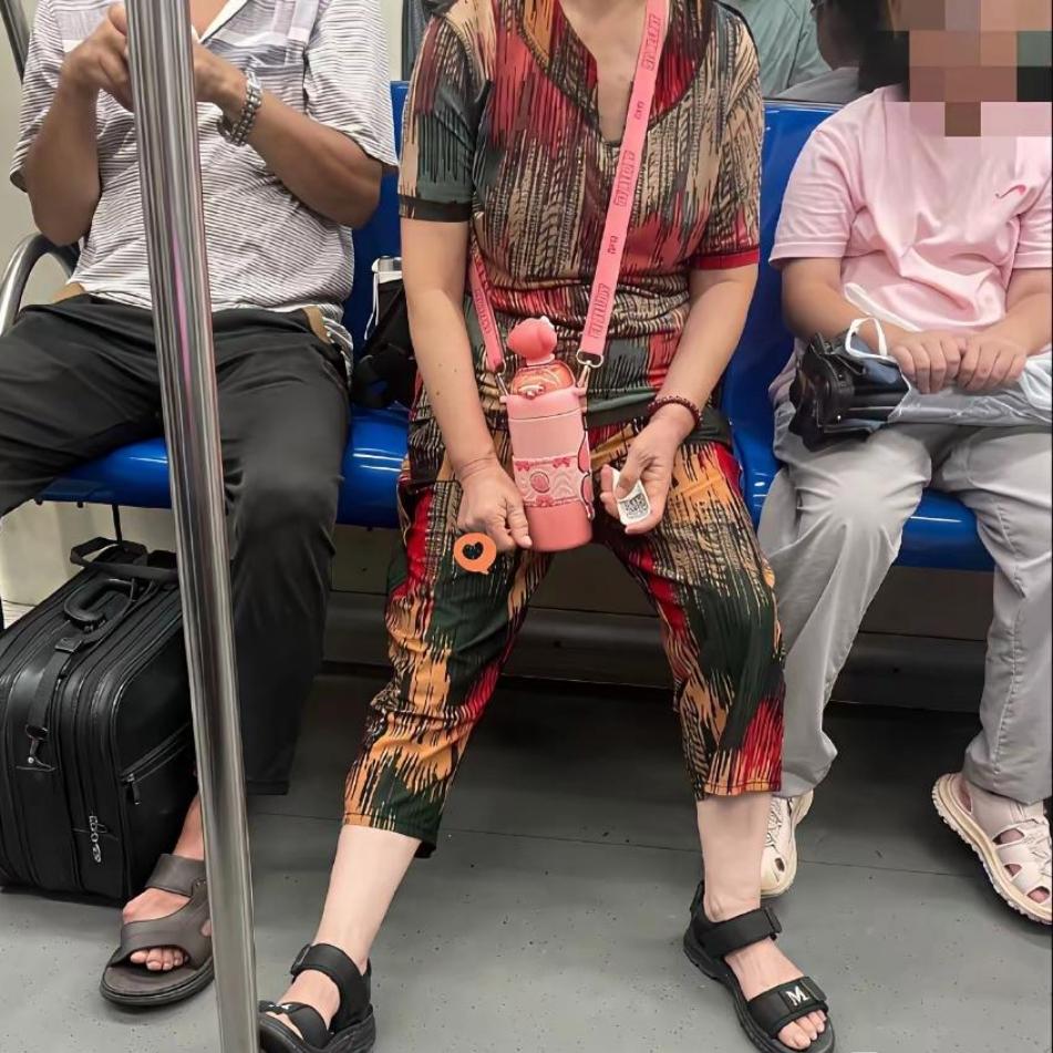 在线求助！怎么委婉提醒对面奶奶衣服穿反了
 
现在特别纠结，对面奶奶衣服穿反了，