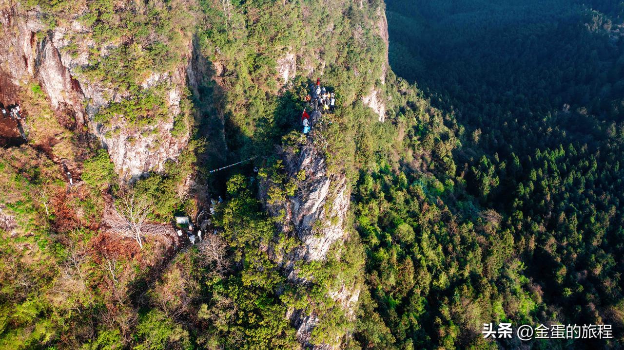 清明假期哪里都人多，就连小小的仙居公盂村都是百来顶帐篷，村里老屋里住满了人，早上