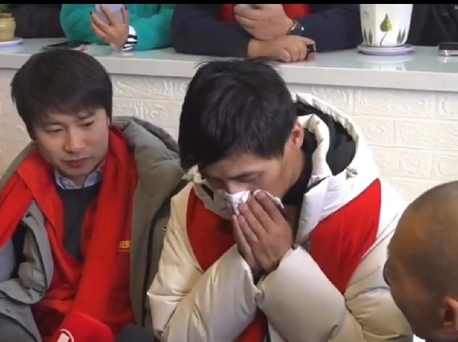 张云鹏哭的一把鼻涕一把泪，爸爸当时没有纸巾 ，他就用手给儿子捏鼻涕 ，现场的记者