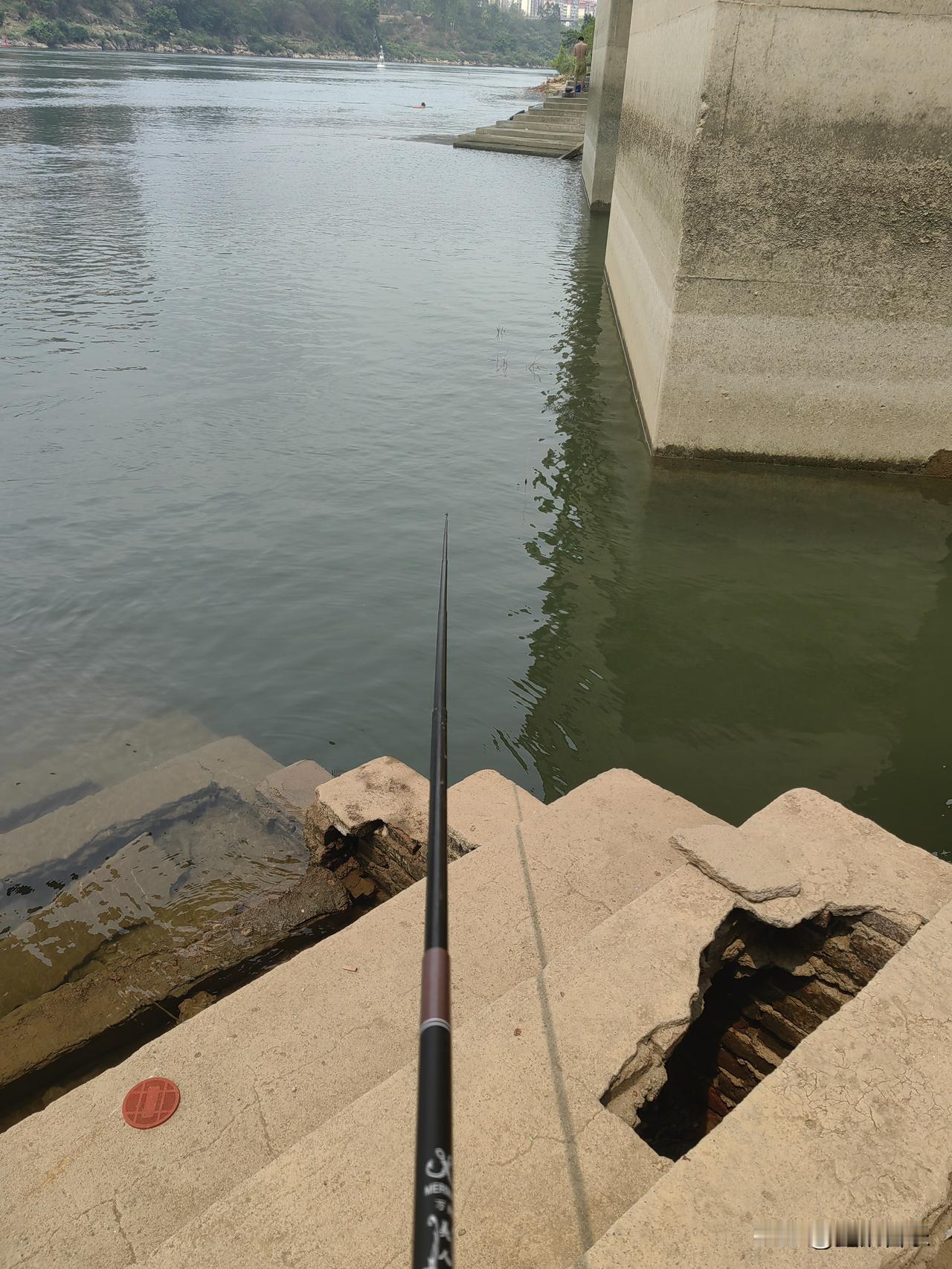 一天不见，河水的水位已经下降到裸露桥墩以下了。

鱼也少了，钓鱼的人，不管是新手