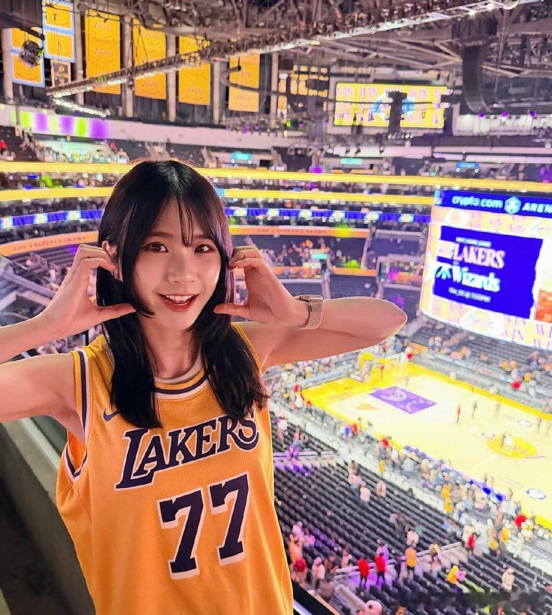 篮天下穿球衣的女孩  东契奇的忠实粉丝，来自宝岛~Images via sand