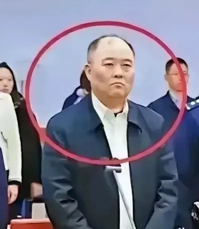 中信银行前行长孙德顺贪污9.79亿被判死刑，却在法庭上露出微笑，这事儿让人摸不着